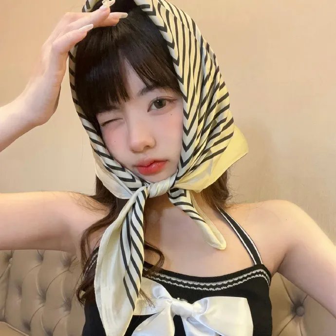 校服的裙摆